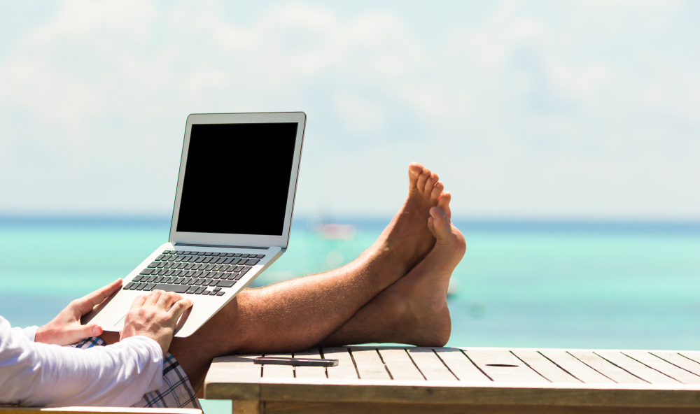 Modern office setup with Real-time Reporting cloud connection.