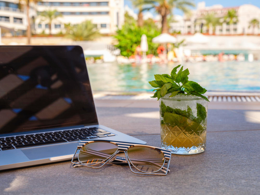 Flexible work environment with seamless Cloud-based Applications integration.